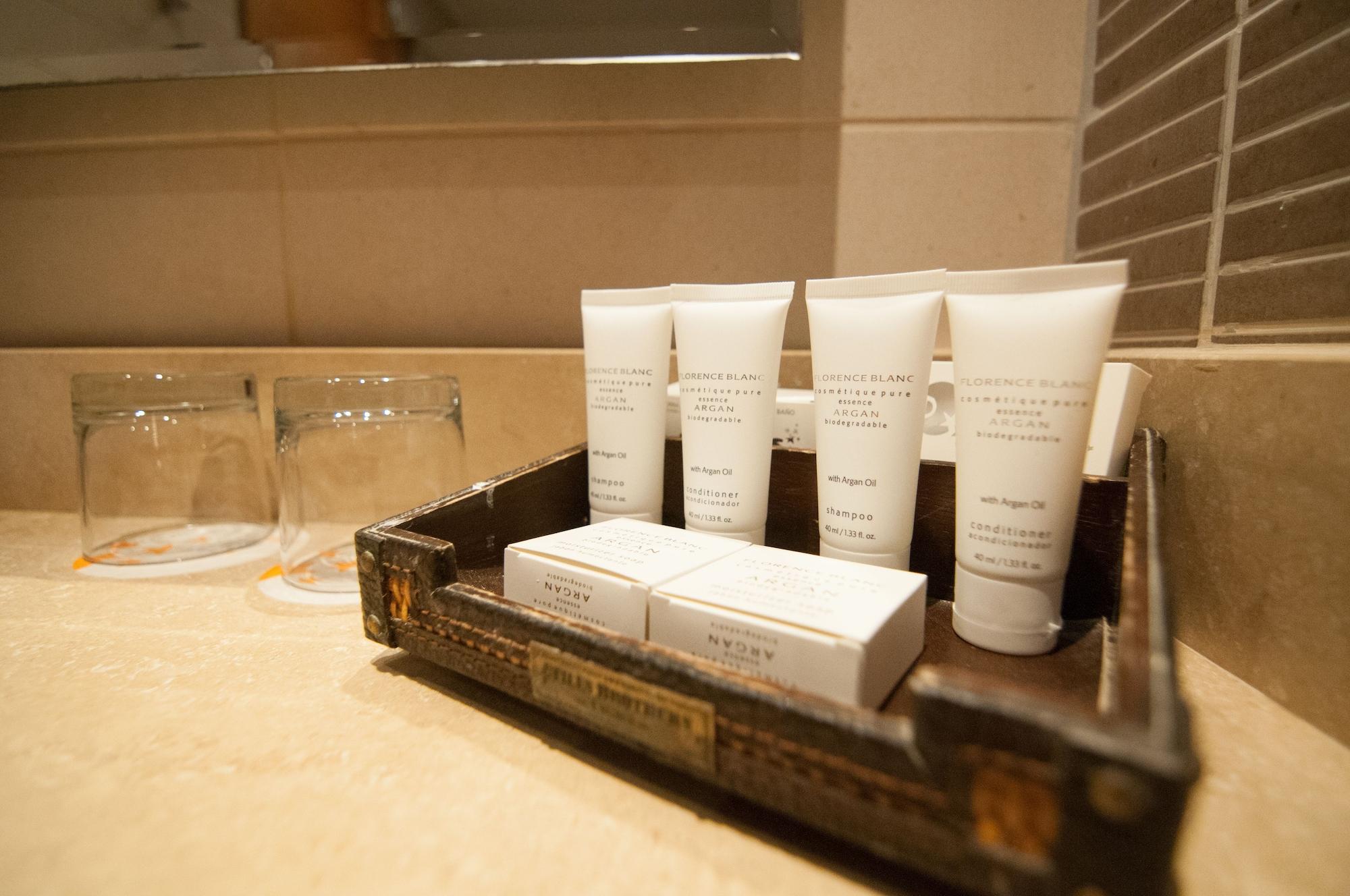 Enjoy Coquimbo Otel Dış mekan fotoğraf A selection of toiletries in a hotel bathroom