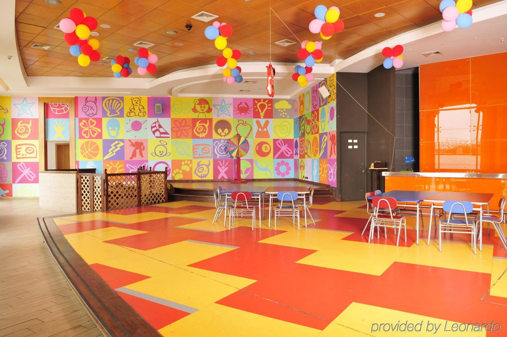 Enjoy Coquimbo Otel Restoran fotoğraf The interior of a McDonald's PlayPlace